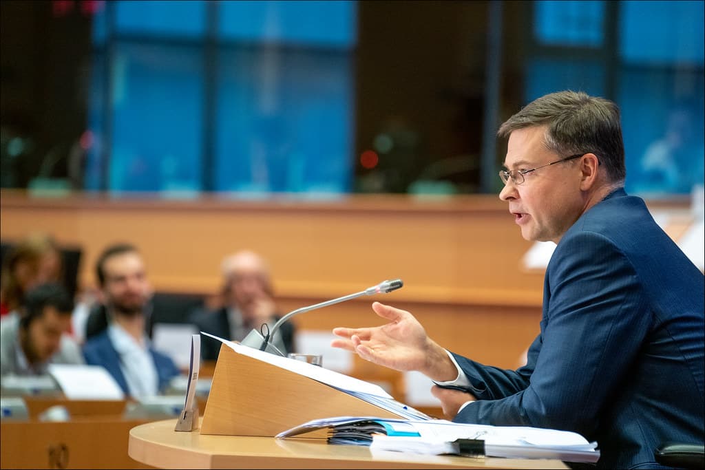 Valdis Dombrovskis: si sta lavorando per la regolarizzazione delle valute digitali - Dombrovskis
