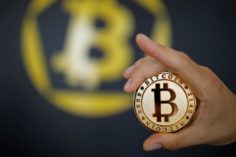 BITCOIN_REUTERS-236x157 Google, Twitter e Facebook affrontano una causa da 600 milioni di dollari per i divieti verso il settore cripto  