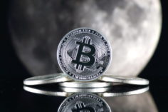 I fratelli Winklevoss affermano che Bitcoin potrebbe raggiungere 500.000 $ nel lungo termine come "unica" copertura contro l'inflazione - shutterstock 1369733840 236x157