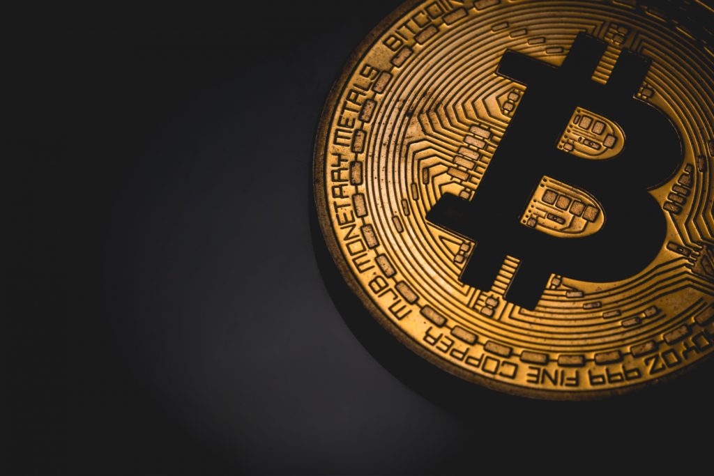 Secondo gli analisti, è improbabile una rapida ripresa di Bitcoin mentre è in corso il più grande calo di prezzo da marzo - dark bitcoin scaled 1 1024x683