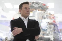 Le azioni Tesla aumentano e Musk twitta che "Many Exciting Things" sono in arrivo con le nuove batterie - elon musk 236x157
