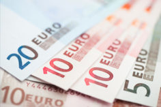 Le azioni europee aumentano con il rallentamento dell'euro e dopo i nuovi record di Wall Street - euro down 236x157