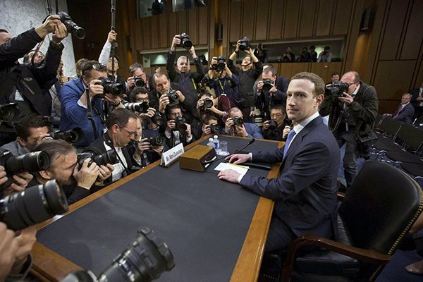 La commissione del Senato degli Stati Uniti ha deciso di citare in giudizio Zuckerberg di Facebook, Dorsey di Twitter, Pichai di Google - facebook cambridge analytica