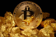 Bitcoin stabilisce un nuovo record mentre l'oro scende ancora - Bitcoin new gold 236x157