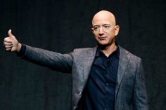 Jeff Bezos si dimette da CEO di Amazon ma questo non cambierà di molto i piani dell’azienda, per ora - Jeff Bezos no ceo 236x157