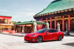 Le istituzioni cinesi stavano interrogando Tesla su alcuni problemi di qualità riscontrati nei veicoli. Poi l’annuncio su Bitcoin - red tesla model s china 236x157