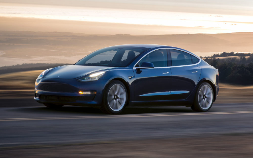 Un uomo si offre di acquistare 111 Tesla Model 3 se la società di Elon Musk accetterà Bitcoin Cash per i pagamenti - Tesla model 3 1024x640