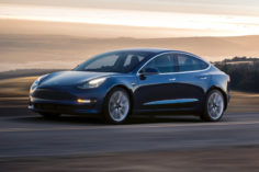 Un uomo si offre di acquistare 111 Tesla Model 3 se la società di Elon Musk accetterà Bitcoin Cash per i pagamenti - Tesla model 3 236x157