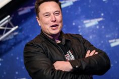 Elon Musk chiede aiuto per lo sviluppo di Dogecoin - elon musk tesla 640x342 1 236x157
