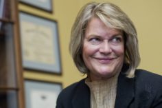La senatrice statunitense Cynthia Lummis "eccitata" per il calo dei prezzi del Bitcoin, prevede di acquistare in calo 1597771098017-236x157 La senatrice statunitense Cynthia Lummis "eccitata" per il calo dei prezzi del Bitcoin, prevede di acquistare in calo