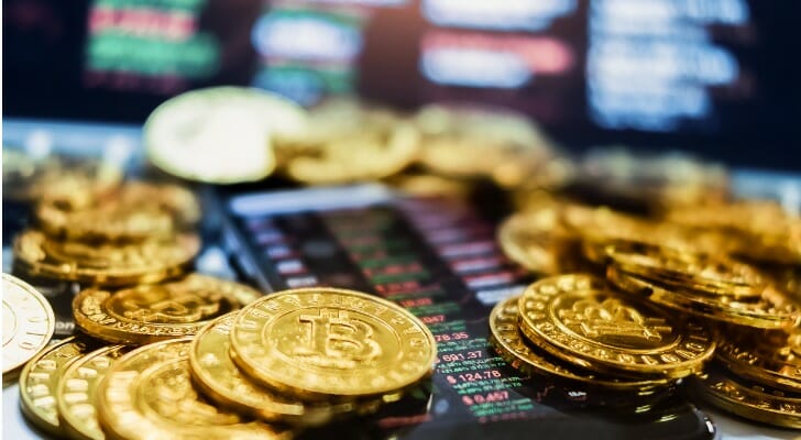 Guida: come scegliere il portafoglio offline perfetto che sia adatto per i tuoi investimenti 2019_02_new-virtual-money-concept-gold-bitcoins-is-digital-cryptocurrency-use-picture-id919509810 Guida: come scegliere il portafoglio offline perfetto che sia adatto per i tuoi investimenti
