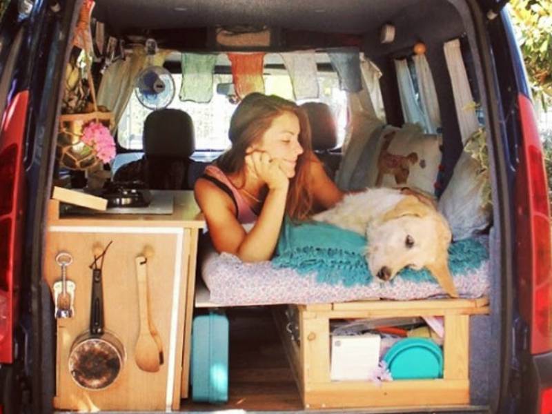 Questa famiglia ha messo tutto ciò che aveva in Bitcoin e ora gira il mondo con un messaggio completamente diverso - Trasforma un vecchio furgone in una casa mobile e ora gira il mondo con il suo cane