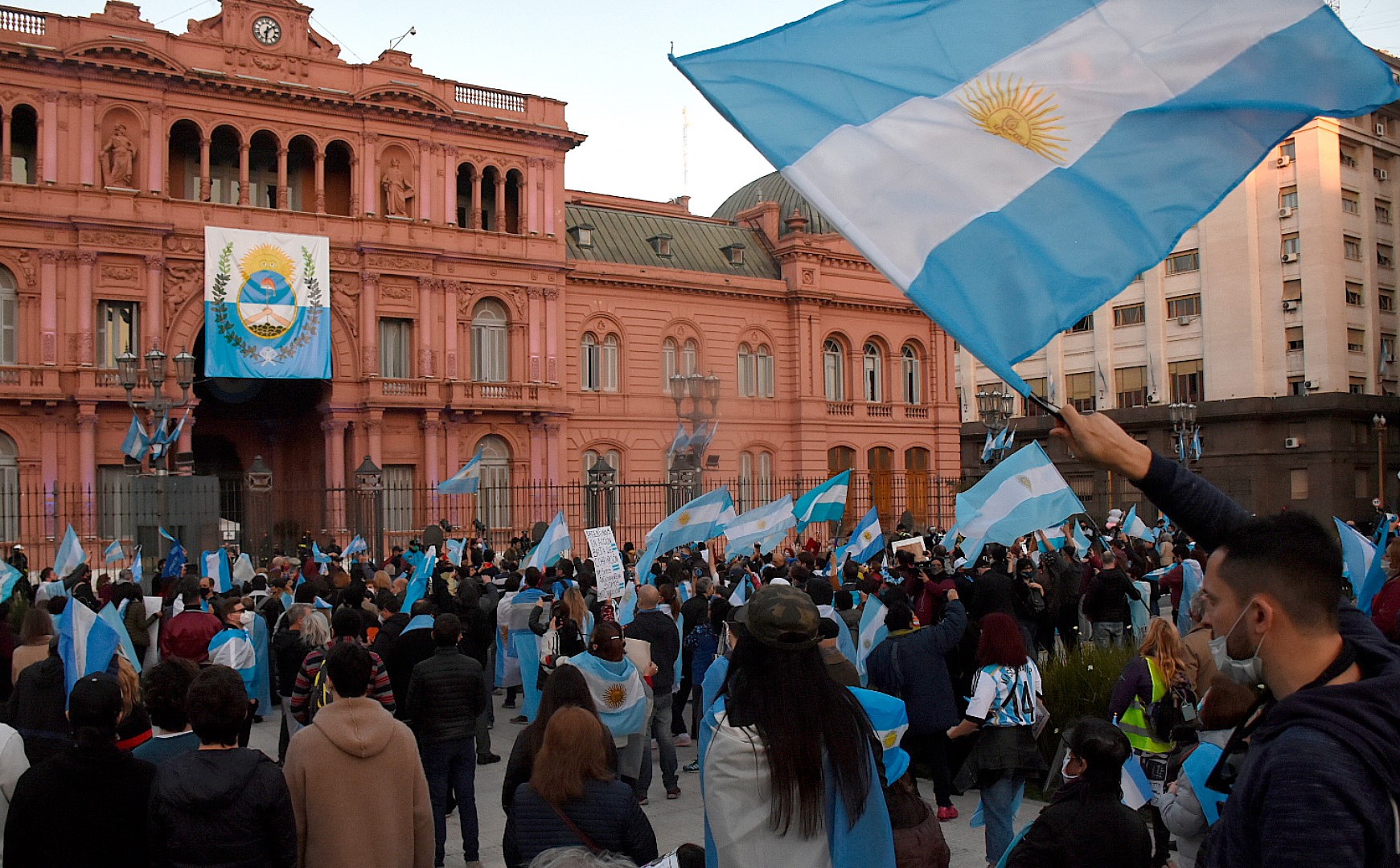 Gli argentini pagano di più per 1$ in Bitcoin o DAI che per un dollaro reale - argentina manifestazione contro governo