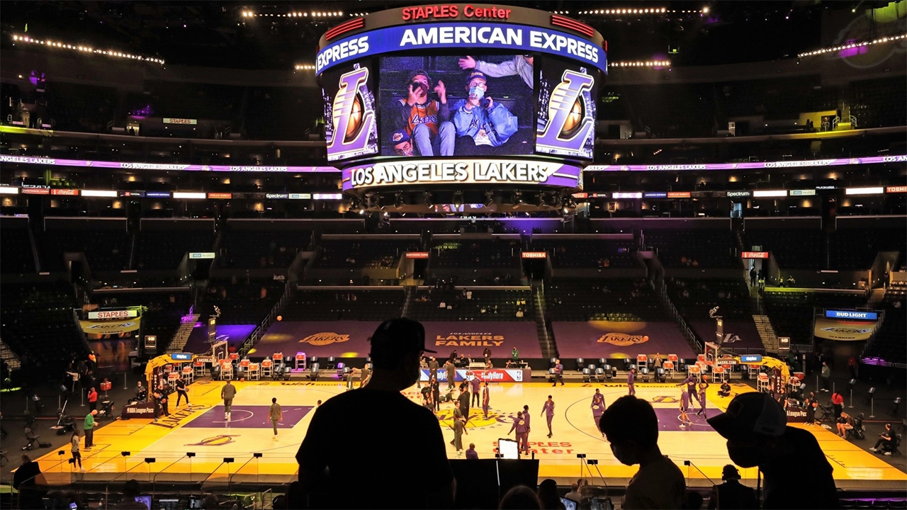 Lo Staples Center dei Lakers è stato rinominato CryptoCom Arena per un affare da 700 milioni di dollari - los angeles lakers tifosi 1