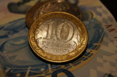 La Russia cerca di frenare l'uso delle criptovalute con un rublo digitale - ruble macro money coin preview 236x157