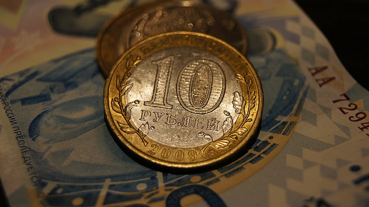 La Russia cerca di frenare l'uso delle criptovalute con un rublo digitale - ruble macro money coin preview
