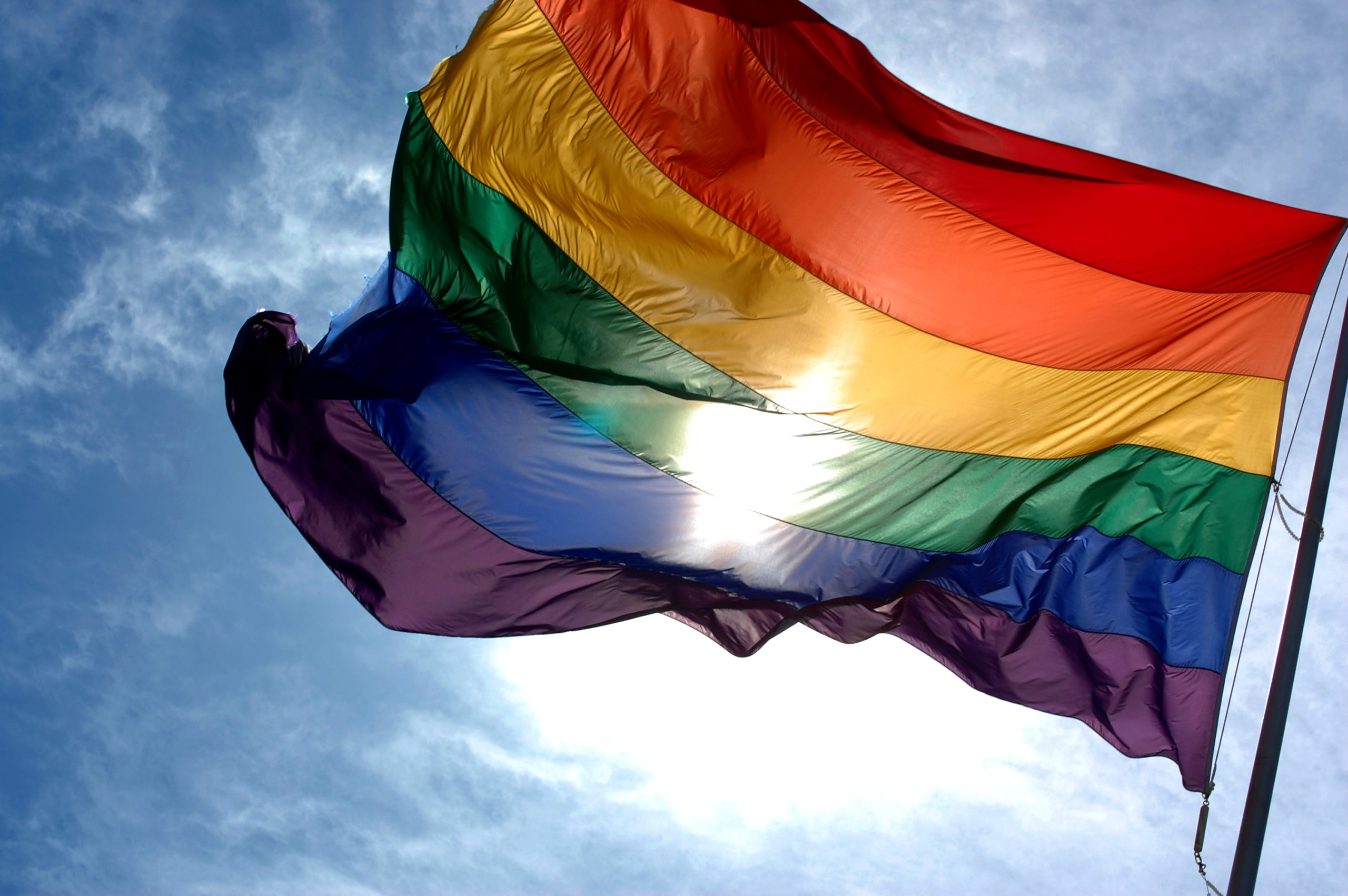 Maricoin: la prima criptovaluta per la comunità LGBTQ+ - Rainbow flag and blue skies scaled