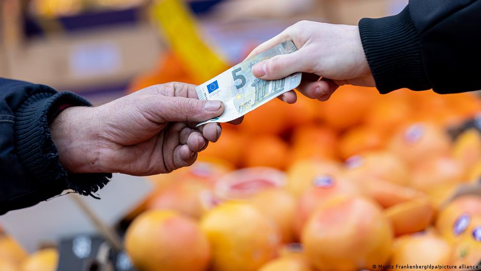 L'inflazione in Europa raggiunge livelli record e la gente si prepara a comprare bitcoin - 60611652 403
