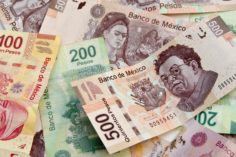 In Messico non esiste una legge che regoli il bitcoin per paura di causare "danni" al sistema finanziario  - fondo delle banconote del peso messicano 47779042 236x157