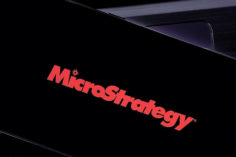 Se MicroStrategy vendesse oggi i suoi bitcoin, perderebbe quasi 1 miliardo di dollari - microstrategy 236x157
