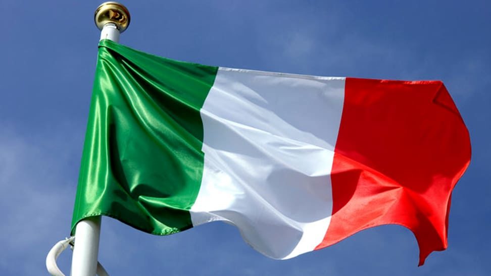 L'Italia concede l'approvazione normativa a oltre 70 società di criptovalute senza controlli adeguati - bandiera italiana e1582478890786