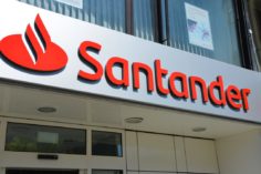 Santander Bank blocca i trasferimenti agli exchange di criptovalute per i suoi clienti del Regno Unito - Santander Bank 236x157