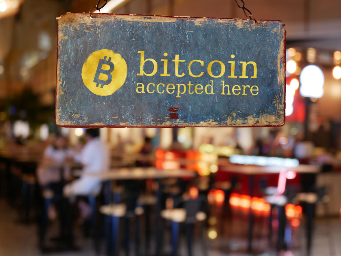 Una nuova proposta di legge del Senato degli Stati Uniti richiede che tutti i ristoranti, i caffè e i distributori automatici accettino i pagamenti in Bitcoin - AdobeStock 189134455 1132x850 1